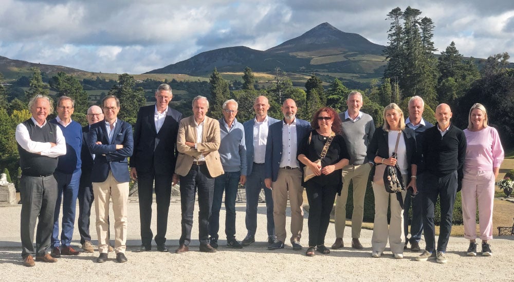 De leden van de Raad van Bestuur tijdens een bezoek aan Ierland, samen met een aantal leden van de groepsdirectie.